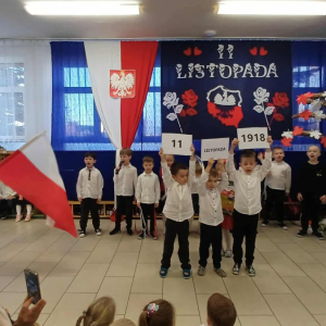 Dzieci stoją i śpiewają