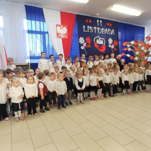 Dzieci stoją i śpiewają