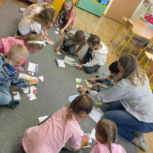 Dzieci rozwiązują zadania związane z bajkami