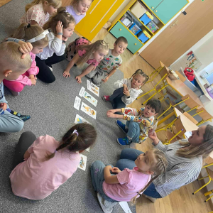 Dzieci rozwiązują zadania związane z bajkami