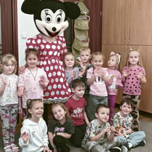Dzieci pozują do zdjęcia z Myszką Minnie.