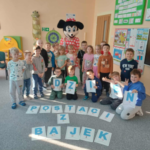 Grupa dzieci pozuje do zdjęcia wraz z Myszką Minnie