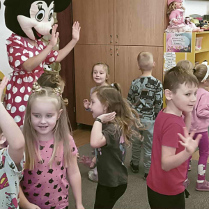 Dzieci tańczą taniec.