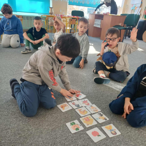 Chłopiec dobiera parę.