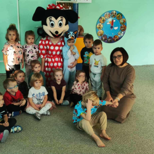 Dzieci pozują do zdjęcia z Myszką Minnie