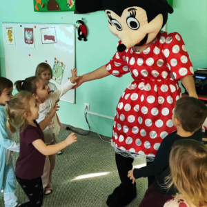 Myszka Minnie bawi się z dziećmi