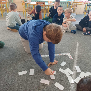 Chłopiec gra w domino bajkowe.