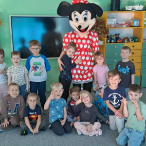 Dzieci pozują z Myszką Minnie do zdjęcia