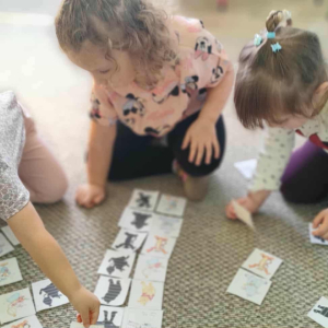 Dzieci dopasowują cienie do postaci.