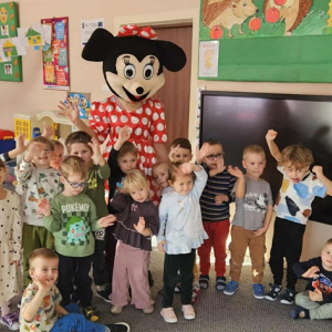 Dzieci pozują z Myszką Miki