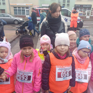 Dzieci stoja na starcie.