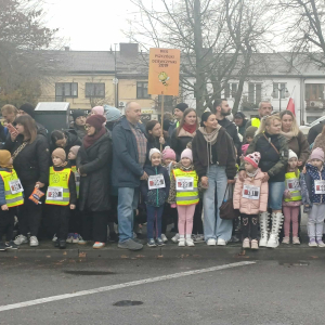 Dzieci stoją na starcie.
