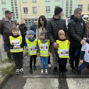 Dzieci stoją na starcie