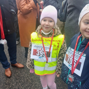 Dziewczynka pozuje do zdjęcia z medalem