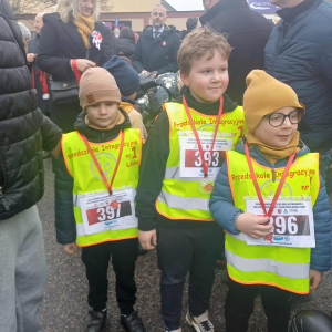 Chłopcy pozują do zdjęcia z medalami