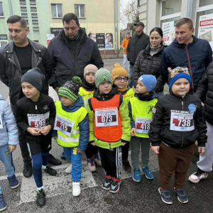 Dzieci stoją na starcie.