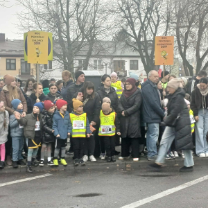 Dzieci stoją na starcie.