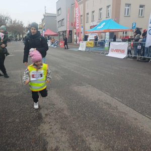 Dziewczynka biegnie.