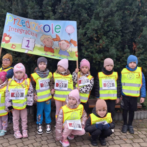 Dzieci reprezentujące nasze przedszkole pozuja do zdjęcia.