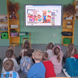 Dzieci oglądają film edukacyjny