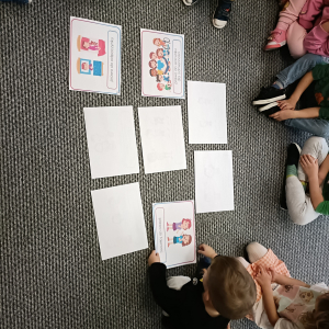 Dzieci odkrywają kartki