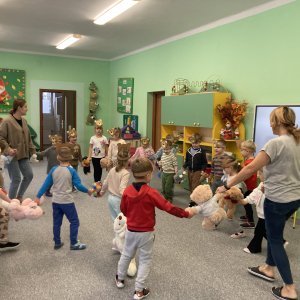 Dzieci tańczą z misiami