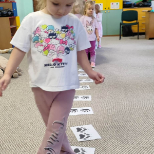 Dzieci idą po śladach