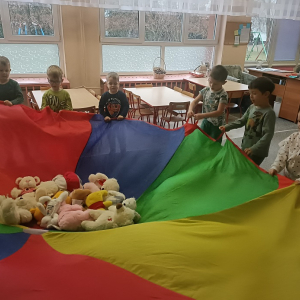 Dzieci tańczą z misiami