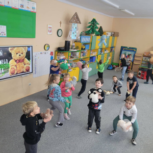 Dzieci tańczą z misiami