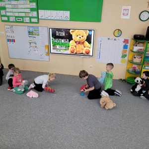 Dzieci zbierają makaron rękawiczkami