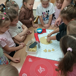 Dzieci wykrawają ciasteczka w kształcie misia