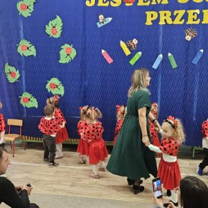 Dzieci tańczą w parach