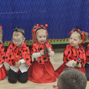 Dzieci siedzą i grają na instrumentach