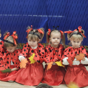 Dzieci siedzą i śpiewają na rączkach mają listki