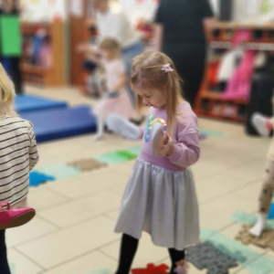 Dzieci idą po ścieżce sensorycznej