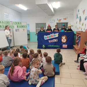 Dzieci oglądają teatrzyk o kolorowych kredkach