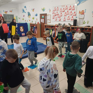 Dzieci idą po ścieżce sensorycznej