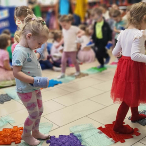 Dzieci idą po ścieżce sensorycznej