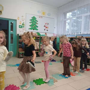 Dzieci idą po ścieżce sensorycznej