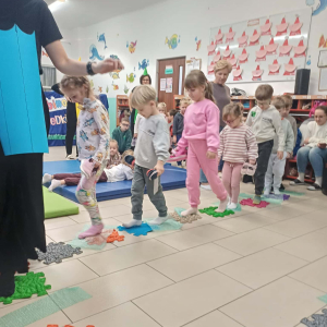 Dzieci idą po ścieżce sensorycznej