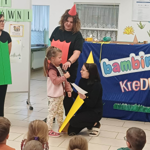 Dziewczynka mówi do mikrofonu