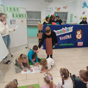 Dzieci malują obrazek