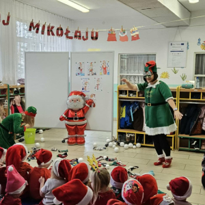 Dzieci oglądają teatrzyk świąteczny