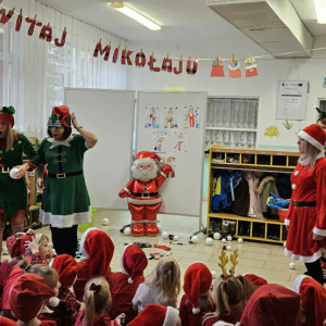 Dzieci oglądają teatrzyk świąteczny