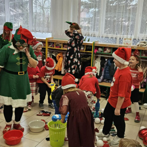 Dzieci sprzątają bałagan jaki zrobiły Elfy