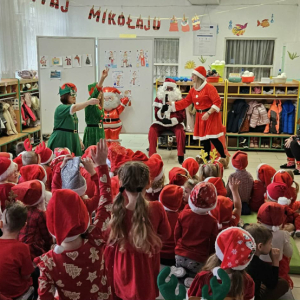 Dzieci śpiewają piosenkę Mikołajowi