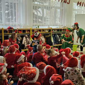 Dzieci oglądają teatrzyk świąteczny