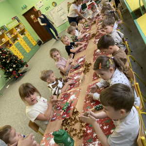 Dzieci wałkują ciasto