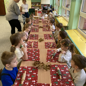 Dzieci wałkują ciasto