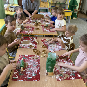 Dzieci wałkują ciasto